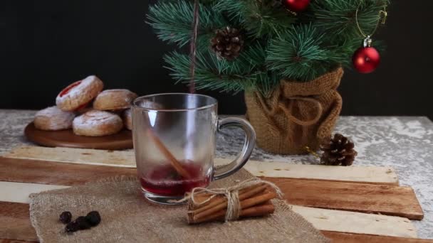 Vin Rouge Chaud Noël Avec Épices Fruits Sur Une Table — Video