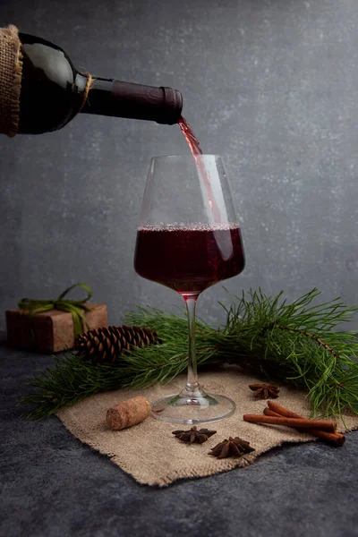 Красное Вино Наливают Стакан Бутылки Завернутой Джут Льняную Ткань Фоне — стоковое фото