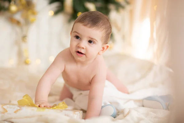 Felice bambino in un cappello di Natale con un regalo — Foto Stock