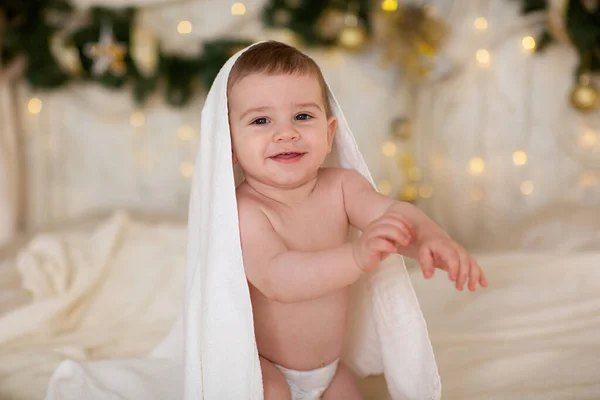 Felice bambino in un cappello di Natale con un regalo — Foto Stock