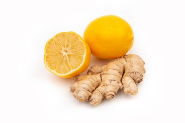 Zencefil ve limon parçaları. Beyaz arka planda doğal tıp, anti-grip ve antiviral bileşenler..