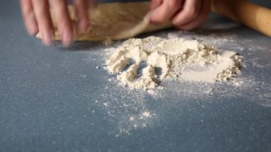 Erkeklerin elleri hamur şeklinde turta yapar. Eti hamurun üzerine seriyorum..