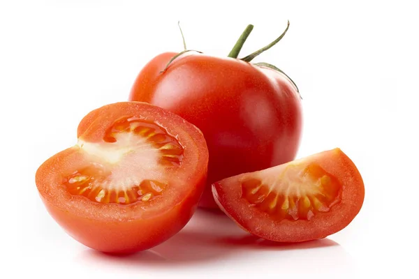 Rote Tomate Und Eine Halbe Tomate Isoliert Auf Weißem Hintergrund — Stockfoto