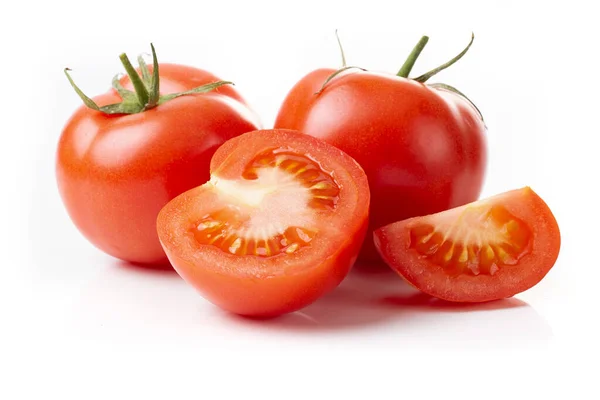 Zwei Frische Rote Tomaten Und Eine Halbe Tomate Isoliert Auf — Stockfoto