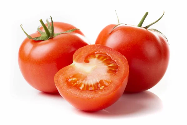 Dos Tomates Rojos Frescos Medio Tomate Aislados Sobre Fondo Blanco — Foto de Stock