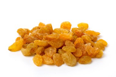 Sarı tatlı üzümler, kuru üzümler, beyaz arka planda izole edilmiş..