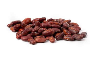 Beyaz arka planda izole edilmiş taze kırmızı fasulye yığını..