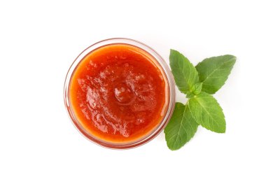 Yeşil nane yaprağıyla bir kase domates sosu, beyaz arka planda izole edilmiş..