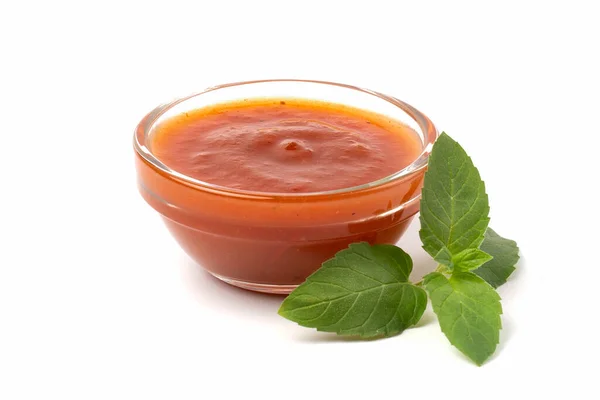 Cuenco Salsa Tomate Con Hoja Menta Verde Aislado Sobre Fondo — Foto de Stock
