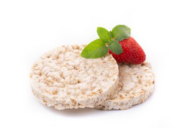 Nane yaprağı ve çilekle süslenmiş kahvaltı dilimleri şeklinde yulaf ezmesi. Sağlıklı beslenme.