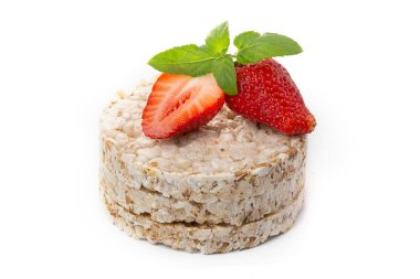 Nane yaprağı ve çilekle süslenmiş kahvaltı dilimleri şeklinde yulaf ezmesi. Sağlıklı beslenme.