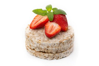 Nane yaprağı ve çilekle süslenmiş kahvaltı dilimleri şeklinde yulaf ezmesi. Sağlıklı beslenme.