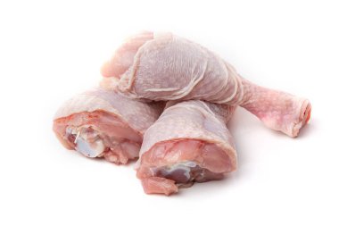 Beyaz arka planda derisi olan çiğ tavuk bacağı..