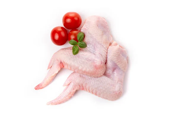 Rohe Hühnerflügel Mit Tomaten Und Basilikum Auf Weißem Hintergrund — Stockfoto