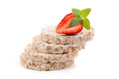 Nane yaprağı ve çilekle süslenmiş kahvaltı dilimleri şeklinde yulaf ezmesi. Sağlıklı beslenme.