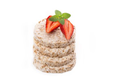 Nane yaprağı ve çilekle süslenmiş kahvaltı dilimleri şeklinde yulaf ezmesi. Sağlıklı beslenme.