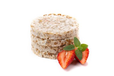 Nane yaprağı ve çilekle süslenmiş kahvaltı dilimleri şeklinde yulaf ezmesi. Sağlıklı beslenme.