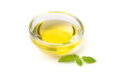 Cam bir tencerede zeytin ya da ayçiçeği yağı, beyaz bir arka planda izole edilmiş..
