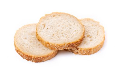 Beyaz arka planda izole edilmiş beyaz ekmek dilimleri ya da susam tohumlu bir somun..