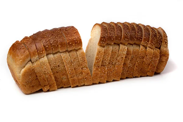 Scheiben Weißbrot Oder Ein Laib Sesam Isoliert Auf Weißem Hintergrund — Stockfoto