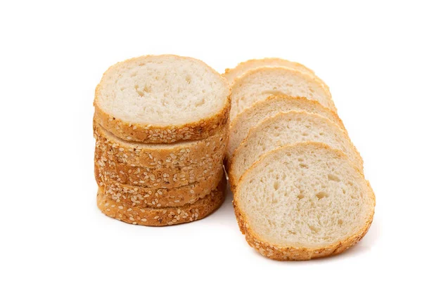 Scheiben Weißbrot Oder Ein Laib Sesam Isoliert Auf Weißem Hintergrund — Stockfoto