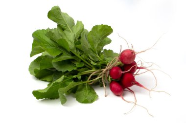 Beyaz arka planda izole edilmiş salata için taze pembe turplar..