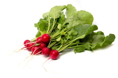 Beyaz arka planda izole edilmiş salata için taze pembe turplar..