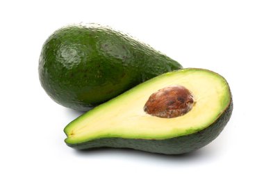 Avokado tam meyve ve dilimler, beyaz arka planda izole edilmiş.