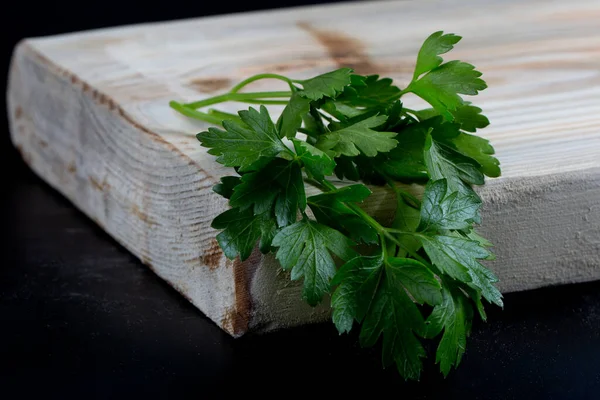 Hojas Perejil Fresco Yacen Una Tabla Madera — Foto de Stock