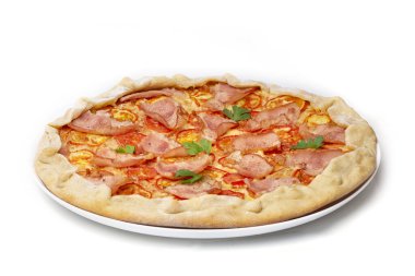 Eritilmiş mozarella peyniri ve domatesli İtalyan pizzası. Kalın kabuklu taze maydanozla süslenmiş.