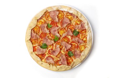 Eritilmiş mozarella peyniri ve domatesli İtalyan pizzası. Kalın kabuklu taze maydanozla süslenmiş.