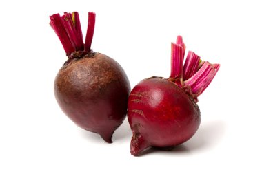 Beyaz arkaplanda tam kırmızı pancar kökü.