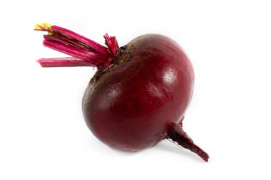 Beyaz arkaplanda tam kırmızı pancar kökü.