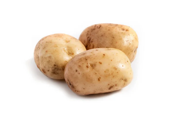 Beyaz arka planda üç taze beyaz patates.