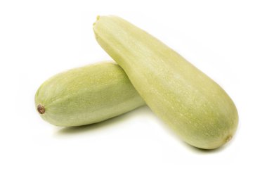 Beyaz arka planda dilimlenmiş taze beyaz kabak..