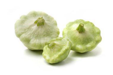 Beyaz arka planda yeşil veranda ya da kabak.