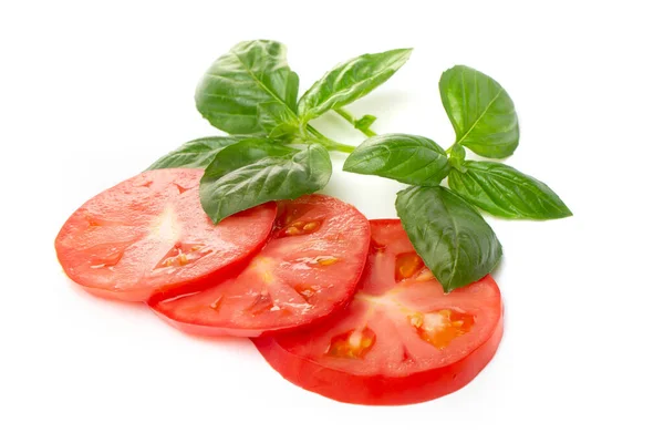 Tomatenscheiben Mit Basilikumblättern Auf Weißem Hintergrund — Stockfoto