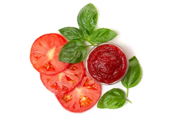 Ketchup Tomatenmark Einem Topf Mit Basilikumblättern Und Tomatenscheiben Auf Weißem — Stockfoto