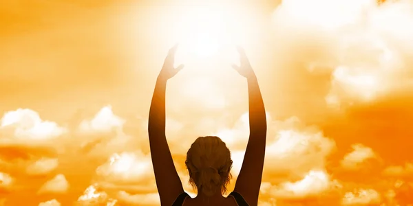 Kobieta trzyma słońca — Zdjęcie stockowe