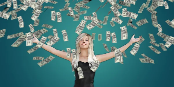 Mujer atrapando dinero cayendo del cielo — Foto de Stock