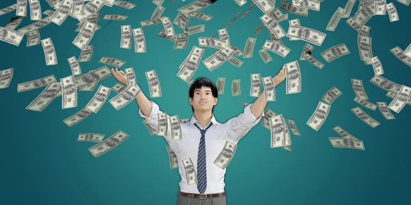 Asiat chytat peníze padající z oblohy — Stock fotografie