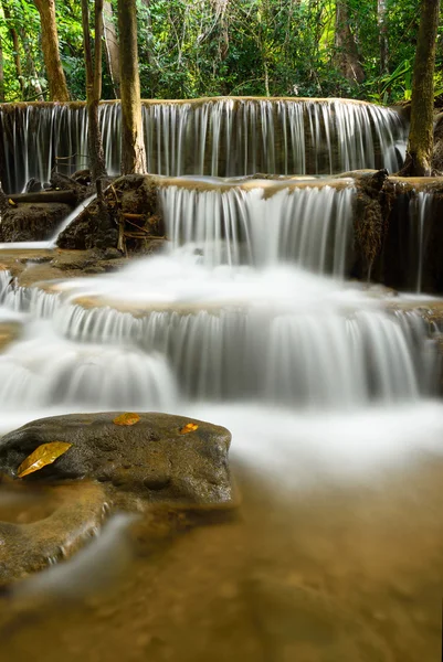 Cascada en bosque tropical profundo —  Fotos de Stock