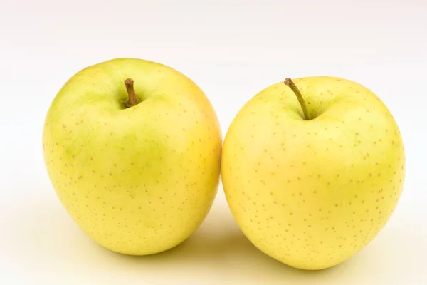 하얀 배경에 있는 익은 노란 사과 — 스톡 사진