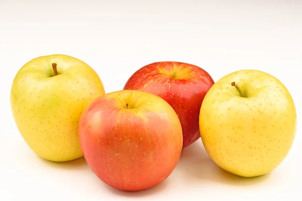 Érett sárga és piros alma, fehér háttér — Stock Fotó