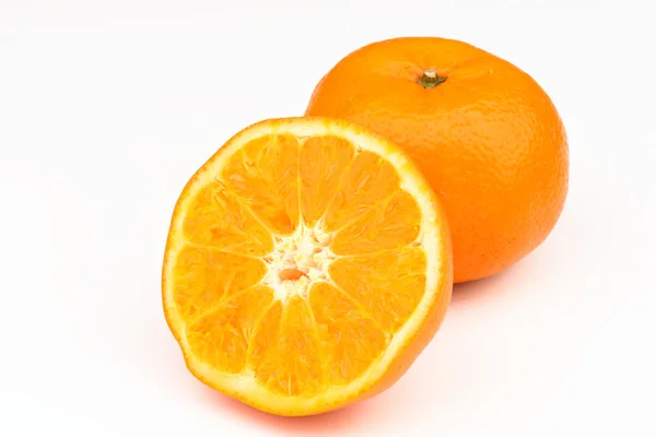 Rijp oranje op witte achtergrond — Stockfoto