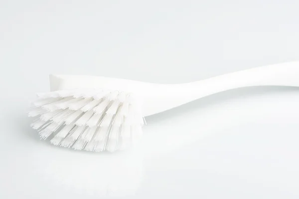 Reinigungsbürste auf weißem Hintergrund — Stockfoto