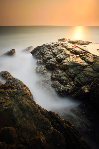 Uzun pozlama ile minimalist puslu deniz manzarası Stok Fotoğraf