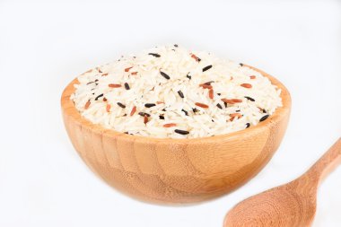 Beyaz arka plan üzerinde ahşap kase çiğ pirinç