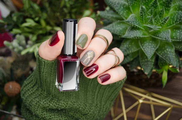 Manos Mujer Con Uñas Cortas Una Botella Esmalte Uñas Color —  Fotos de Stock