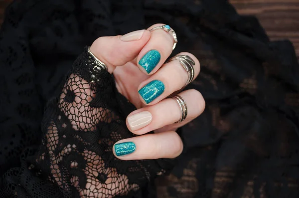 Arte Uñas Azul Turquesa Hermosas Manos Mujer Elegante Manicura Turquesa — Foto de Stock